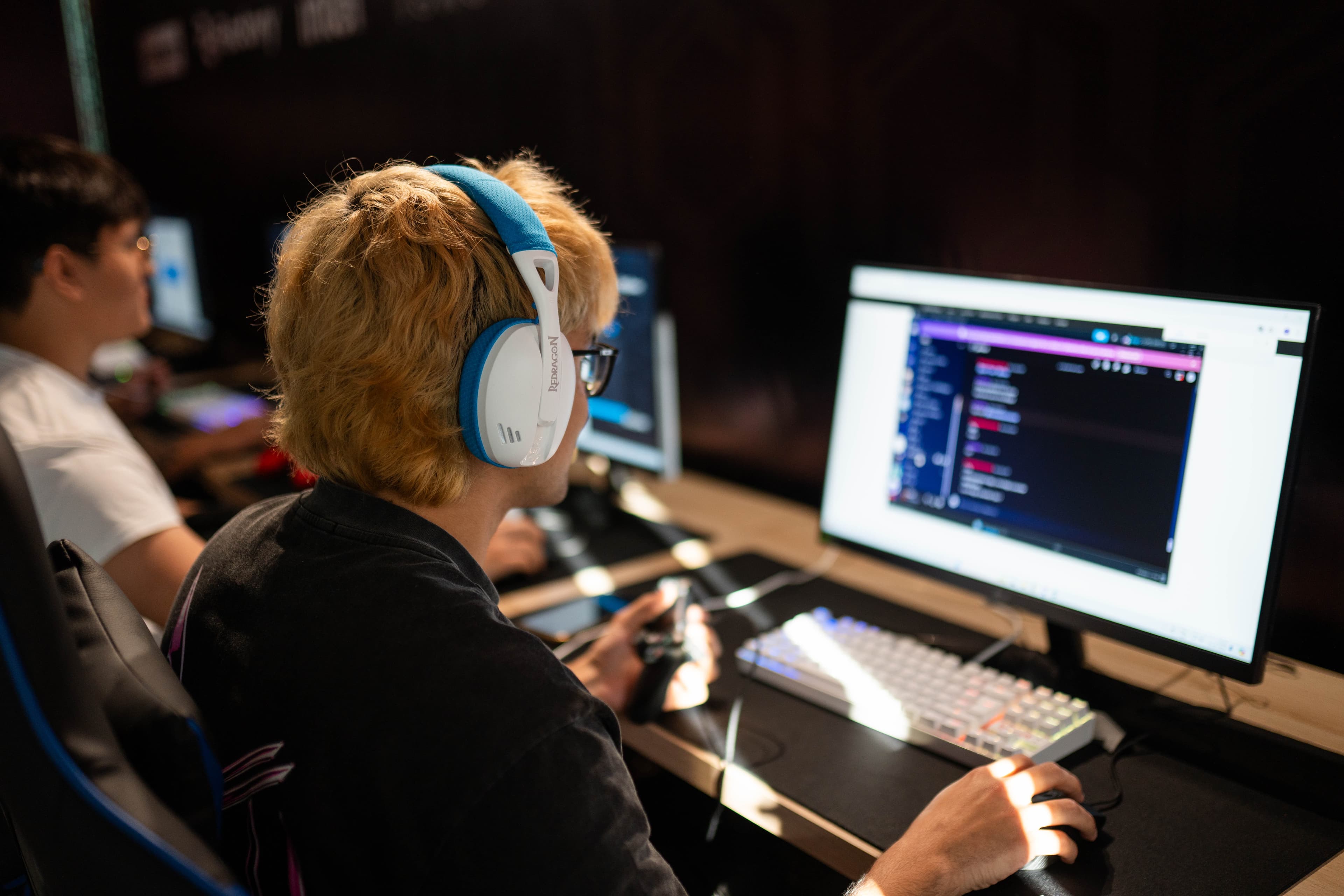 Jugador con headset Redragon