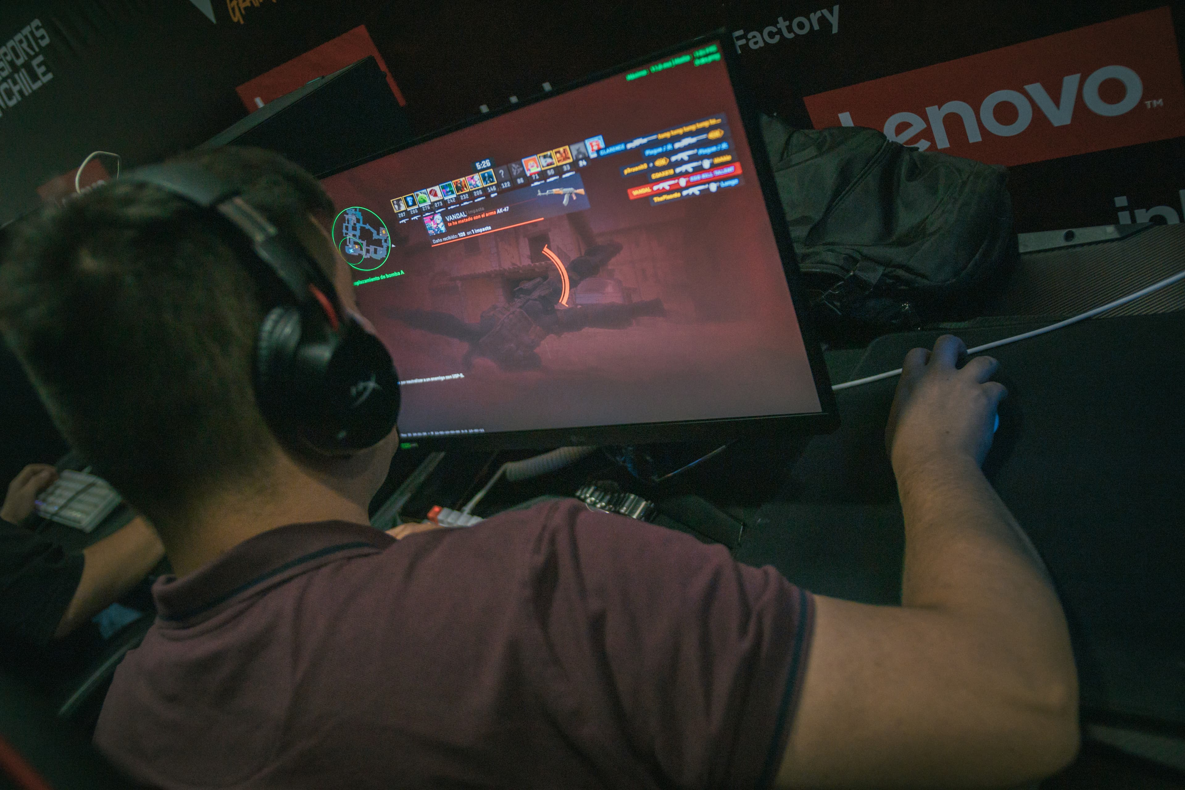 Jugador Valorant con Lenovo
