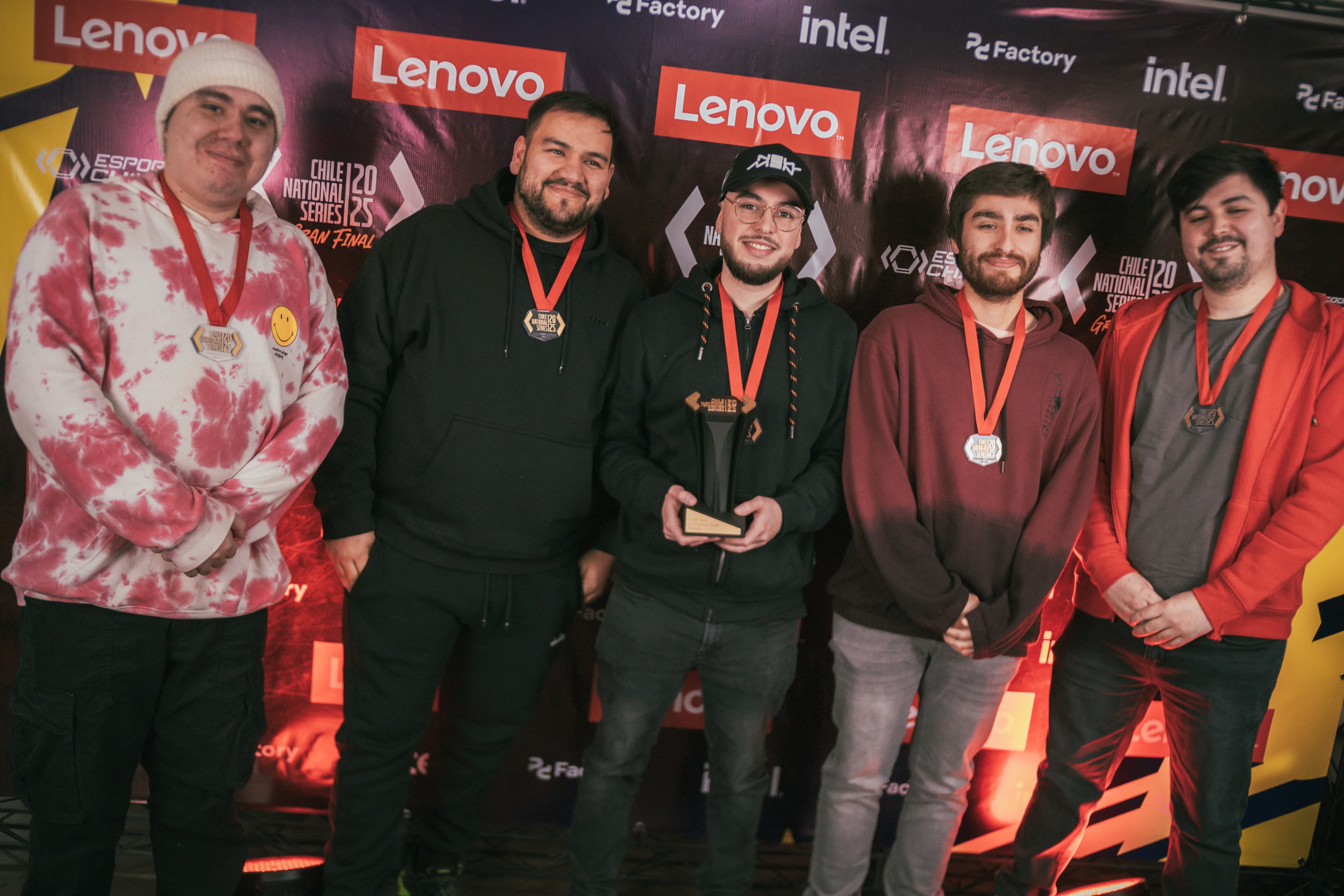 Equipo campeon con medallas y trofeo