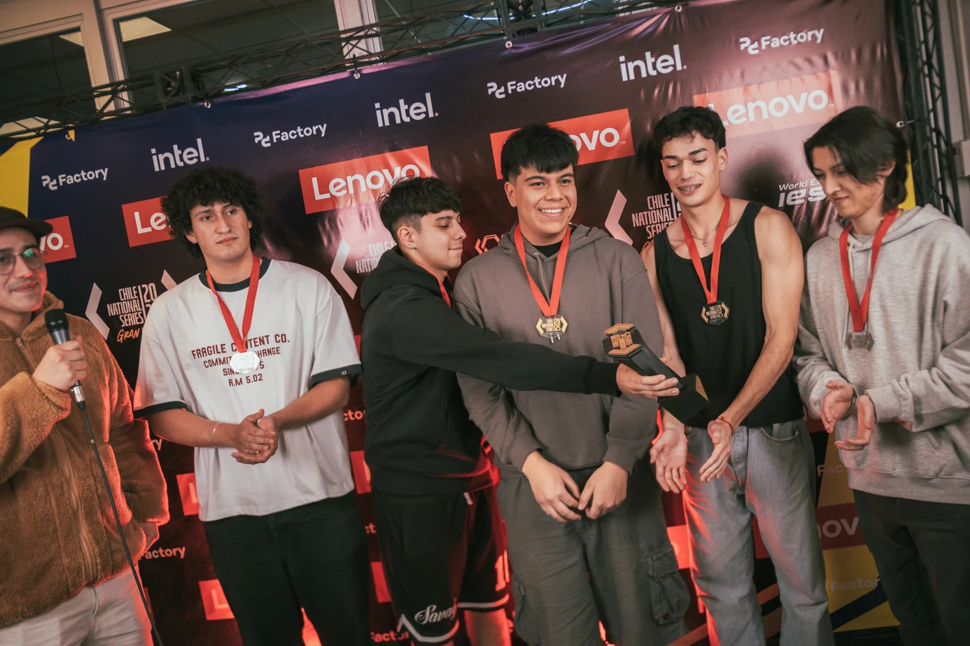 Equipo con medallas y trofeo durante Chile National Series 2025